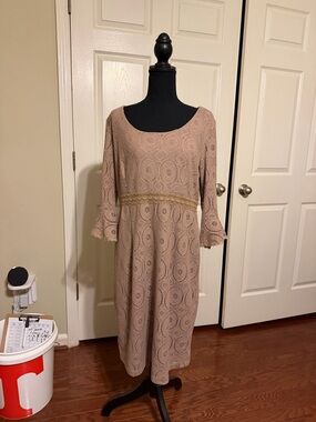Women's Lace Midi Dress in Dusty Pink with Scoop Neck